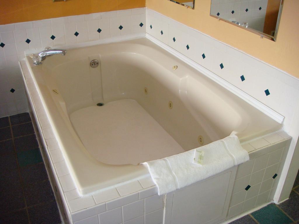 Westwoods Inn & Suites Woodhaven Eksteriør billede